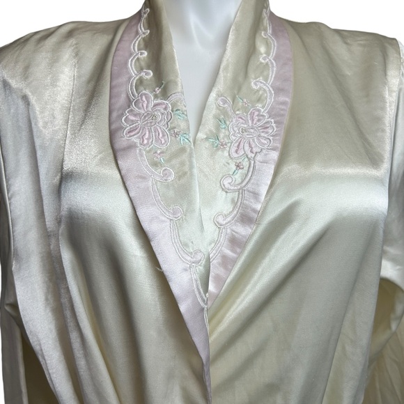Erica Taylor Vintage Bath Robe Embroidered Satin Finish - Picture 3 of 9